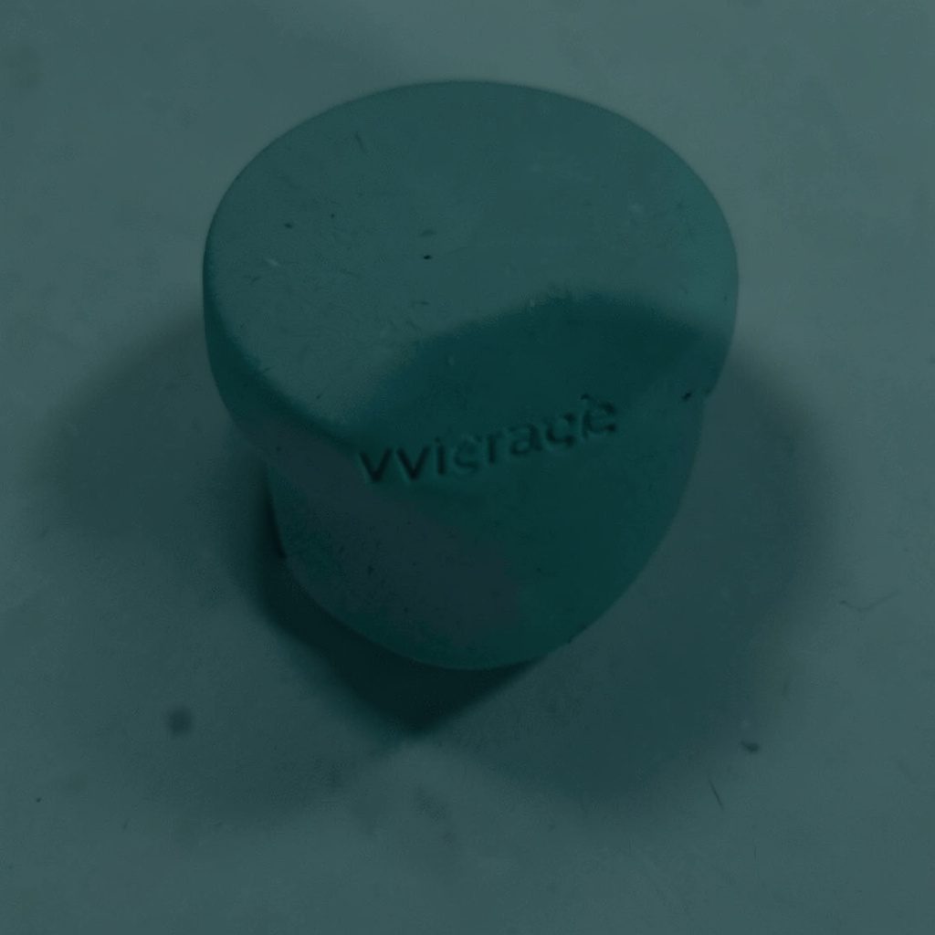 Derin teal ve bej tonlarında yumuşak bir duotone fotoğraf, sakin ve güven veren bir sağlık atmosferi.